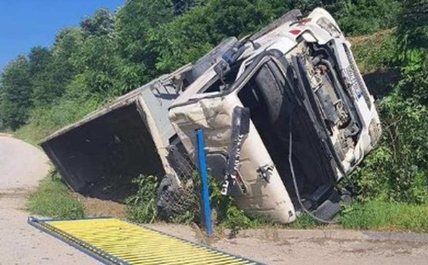 Teška nesreća u BiH: Prevrnuo se kamion, vozač prevezen u bolnicu