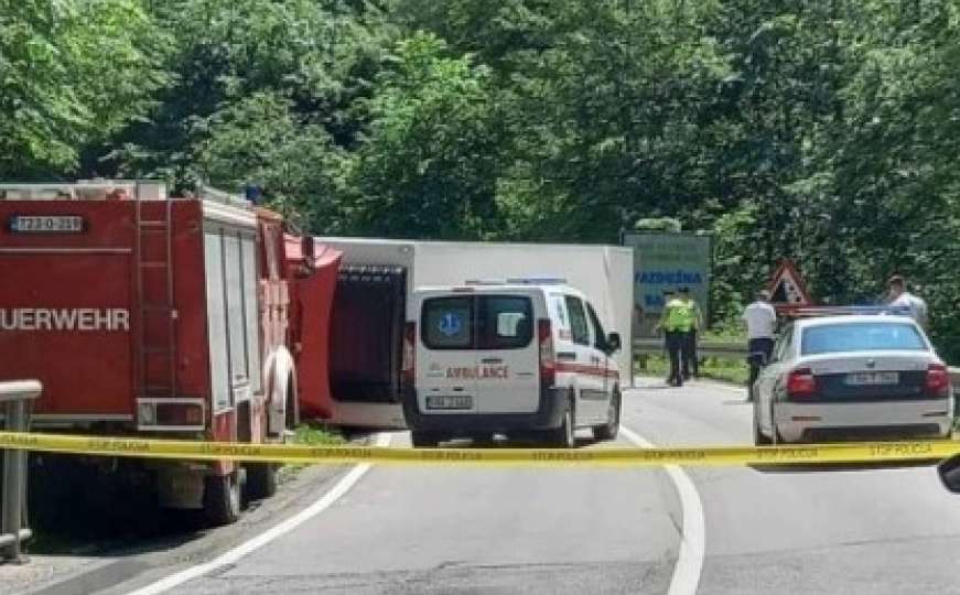 Nova teška nesreća na bh. putu: Kamion se prevrnuo, poginuo vozač 