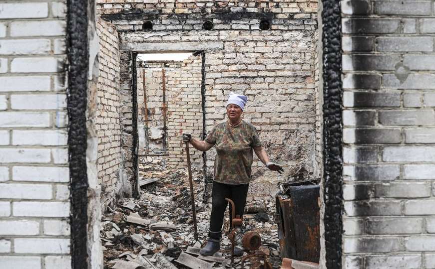 Ukrajinka ne napušta ruševine kuće uništene u ruskim napadima