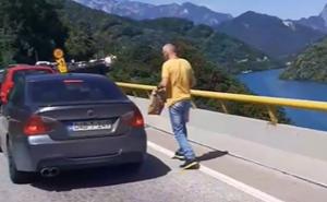 Iz vozila htjeli baciti smeće u Jablaničko jezero: Građani im vratili kesu u BMW