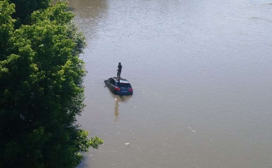 Vozač u Doboju sletio u rijeku, pa na krovu čekao pomoć