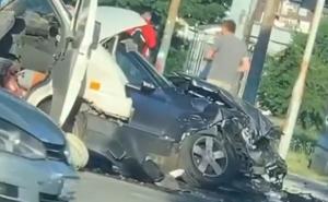 Stravičan udes u Sarajevu: Vozila uništena, ima povrijeđenih