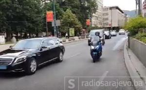 Pogledajte kako se Cavusoglu pod policijskom pratnjom vozi ulicama Sarajeva