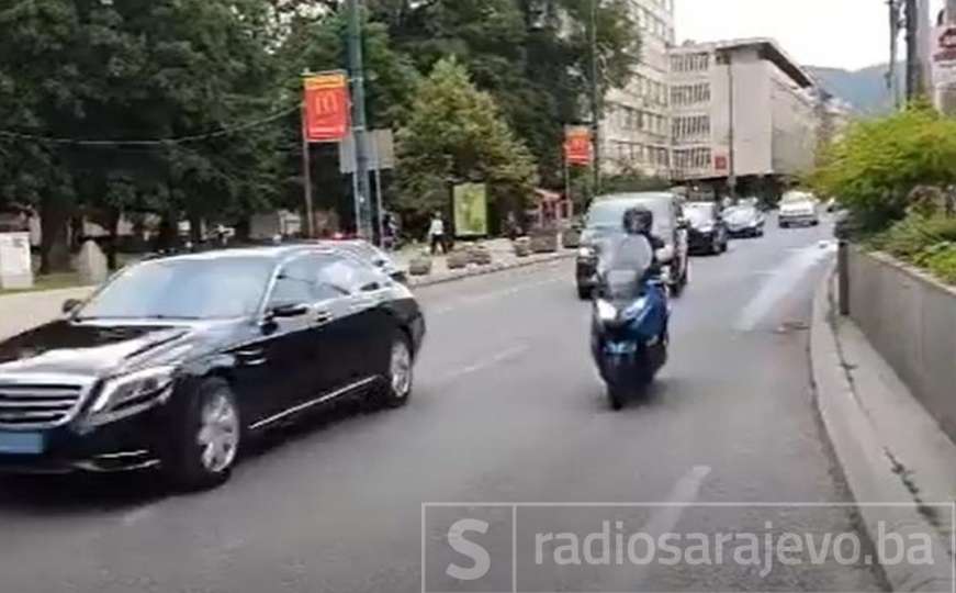 Pogledajte kako se Cavusoglu pod policijskom pratnjom vozi ulicama Sarajeva