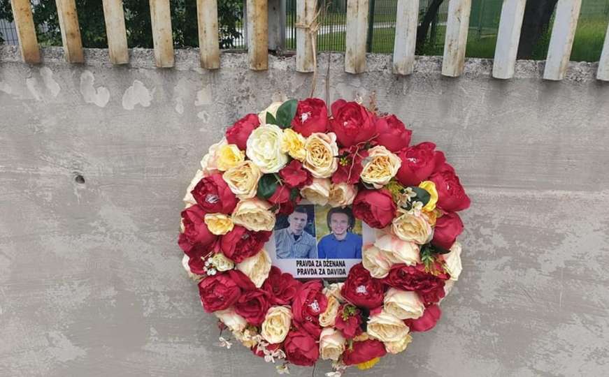 Ispred Suda BiH ostavljeno cvijeće i slike Dženana i Davida: "Ne znam ko je to uradio"