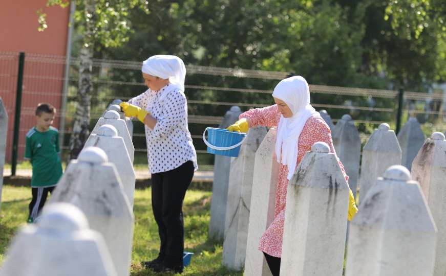 Organizovana akcija čišćenja šehidskih nišana u Memorijalnom centru Srebrenica 