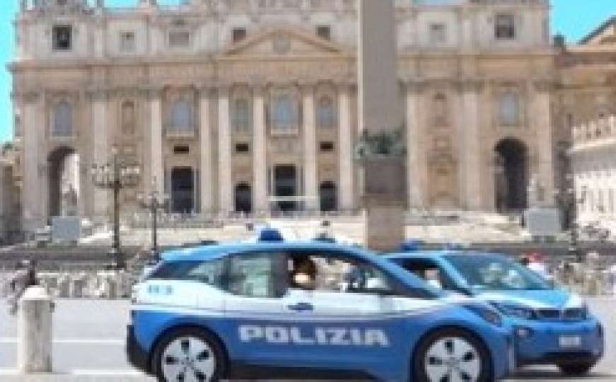 Drama pred Vatikanom: Albanac BMW-om probio policijske blokade 