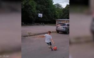 Dječak šutirao loptu i postao hit na internetu: Pogledajte njegov nesvakidašnji potez