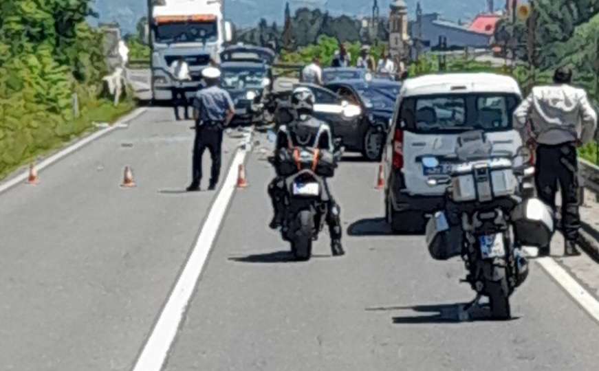 Roditelji i dvoje djece povrijeđeni nakon sudara tri vozila u BiH