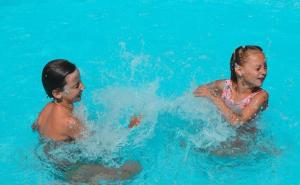 Stručnjaci: Boja kupaćeg kostima vašeg djeteta može mu spasiti život