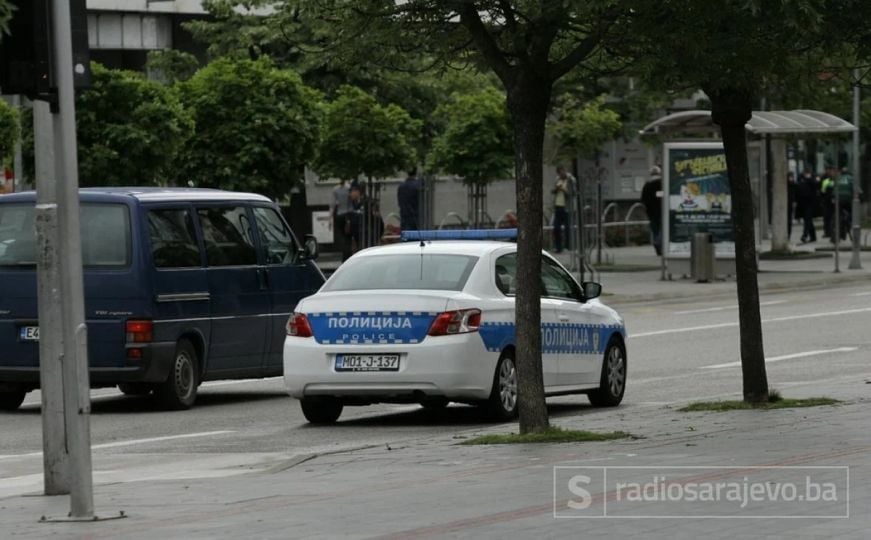 Haos u bh. gradu: Pijani upali u policijsku stanicu, povrijeđen policajac