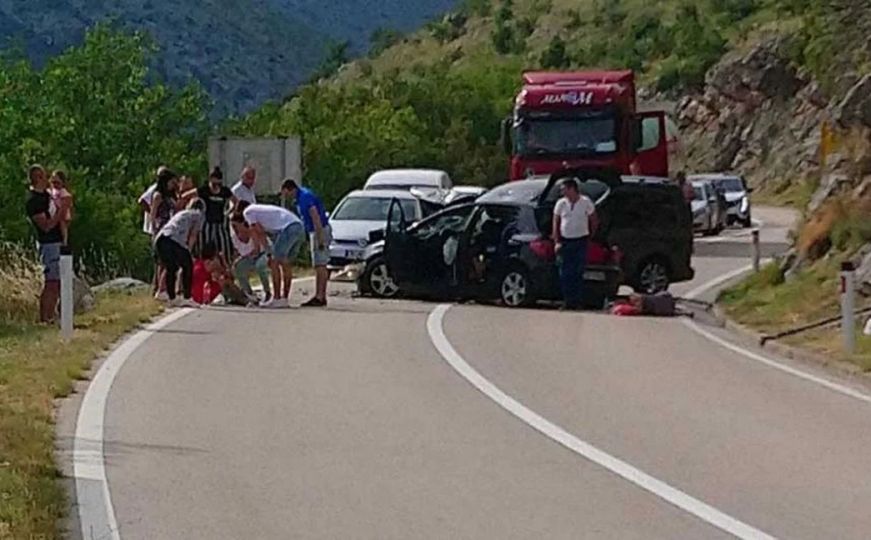 Drama na putu u BiH: Teška saobraćajna nesreća, povrijeđena trudnica