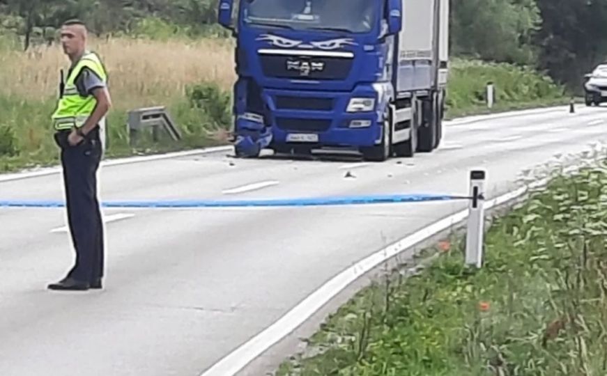 Tragično jutro u BiH: Pješak poginuo nakon što ga je udario kamion