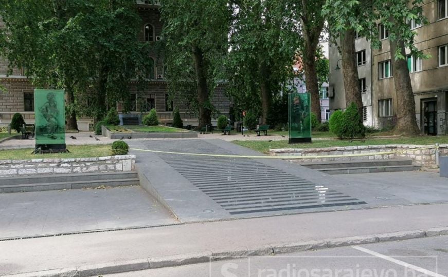 Žuta traka na spomenicima u Sarajevu