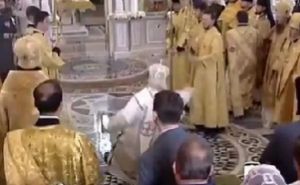 Poglavar ruske pravoslavne crkve se okliznuo za vrijeme posvećenja i završio na podu