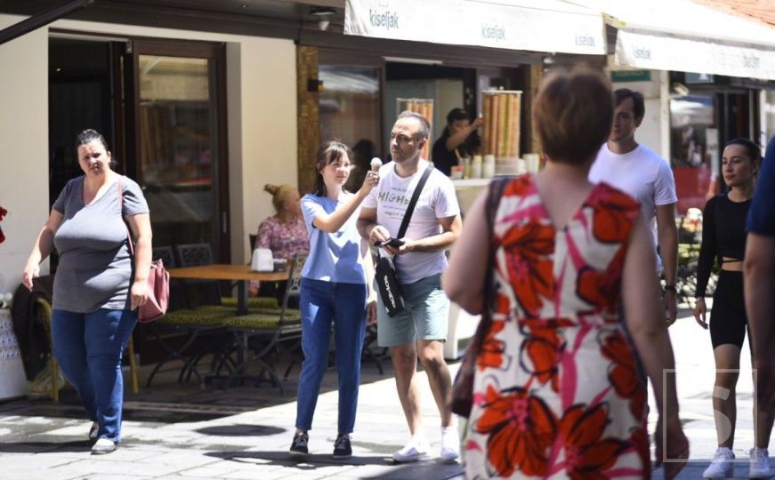 Nisu svi nedjelju iskoristili za izlet: Na ulicama Sarajeva ima dosta građana