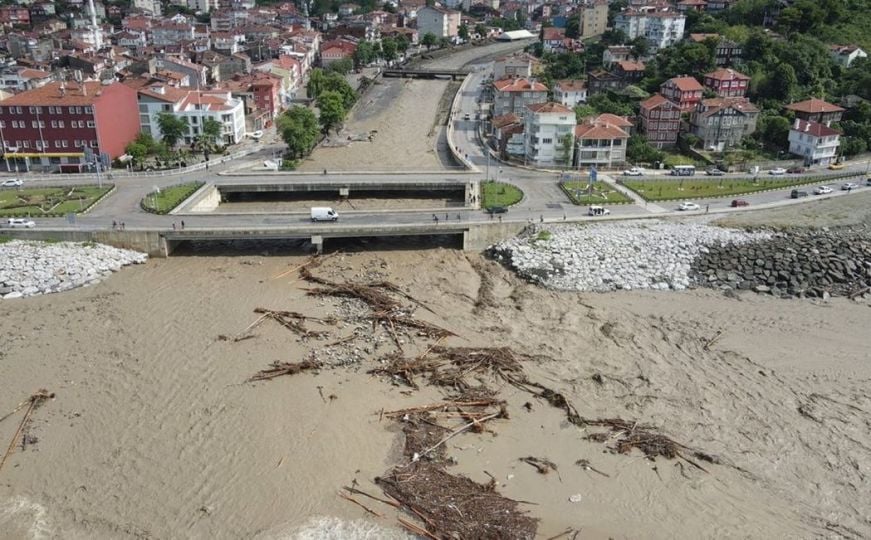 Obilne padavine i pljuskovi izazvali poplave u Turskoj