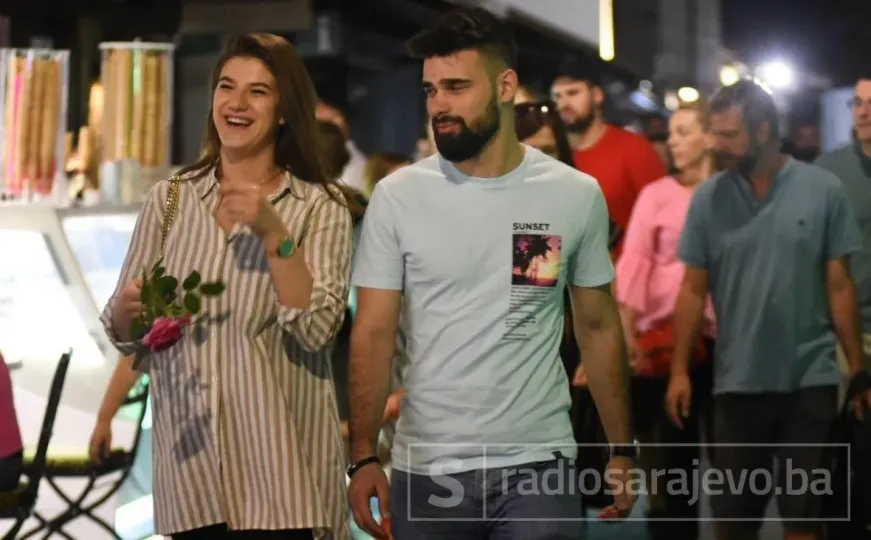 Sarajevske ljetnje noći: Ulice krcate, a osmijeha ne nedostaje