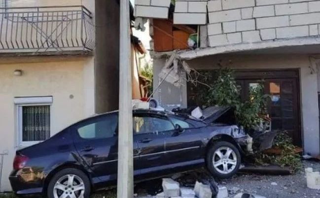 Slučaj u Srbiji: Utrkivali se vozilima pa se zakucali u kuću i skoro je srušili