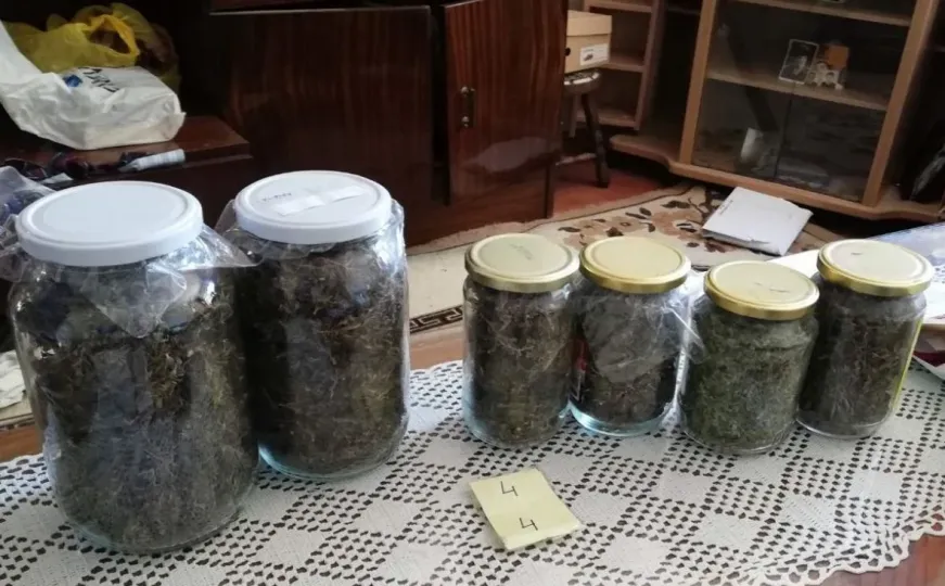 Slučaj u bh. gradu: Policija u teglama pronašla više od kilogram droge