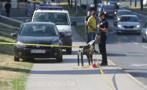 Nesreća u Sarajevu: Vozilo završilo na krovu, jedna osoba završila na KCUS-u