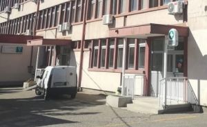 Horor u Srbiji: Muškarac prerezao sebi vrat u blizini Doma zdravlja