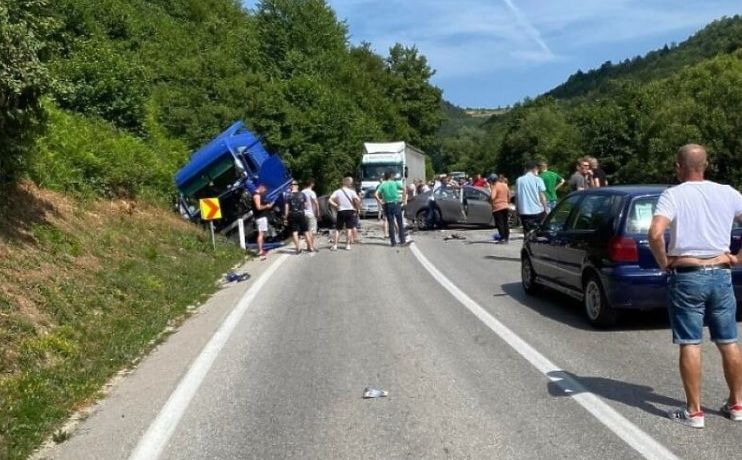 Nesreća u BiH: Težak sudar kamiona i automobila