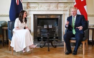 Snimka susreta Johnsona s premijerkom Novog Zelanda postala je hit, evo i zašto