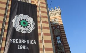 Na sarajevskoj Vijećnici istaknut "Cvijet Srebrenice"