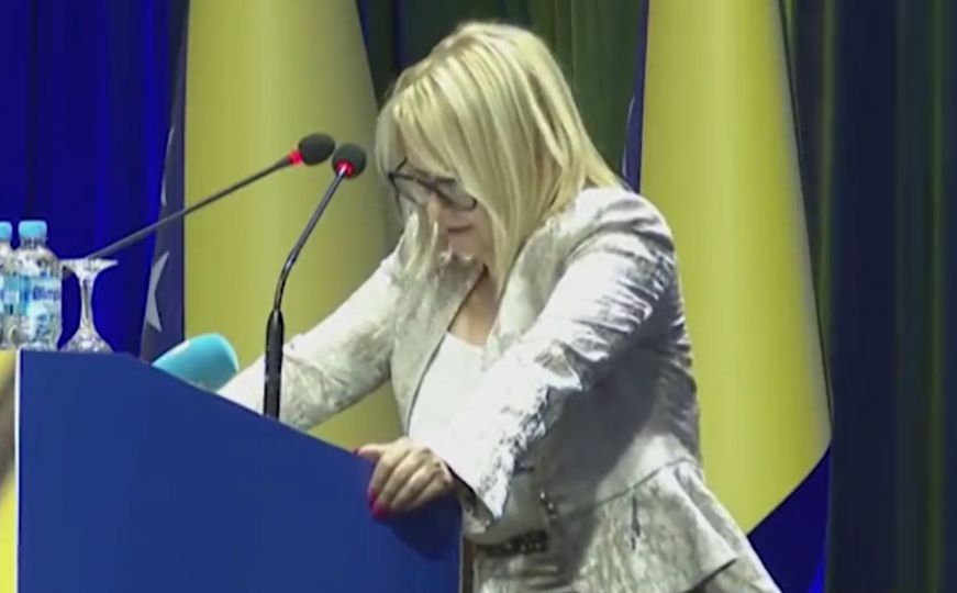 Elzina Pirić nije mogla govoriti na konvenciji: Ne osjećam se dobro, izvinite