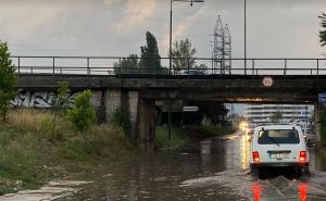 Pala kiša, odmah problemi: Poplavljen podvožnjak u Sarajevu