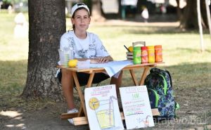 Dok se njegovi vršnjaci igraju: Leon prodaje limunadu u centru Sarajeva