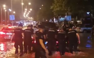 Policajci spašavali ljude i izvlačili automobile iz vode u Beogradu