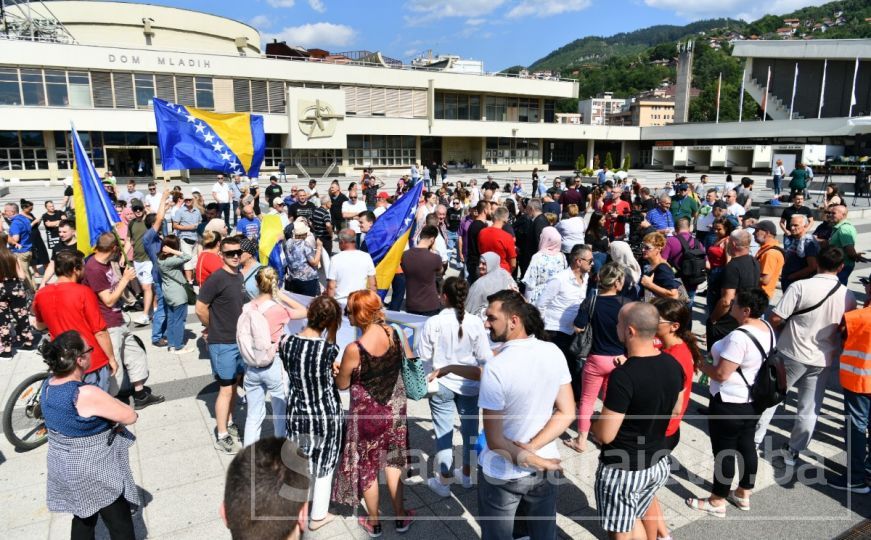 U Sarajevu počeli protesti: "Kad nepravda postaje zakon - otpor postaje dužnost"