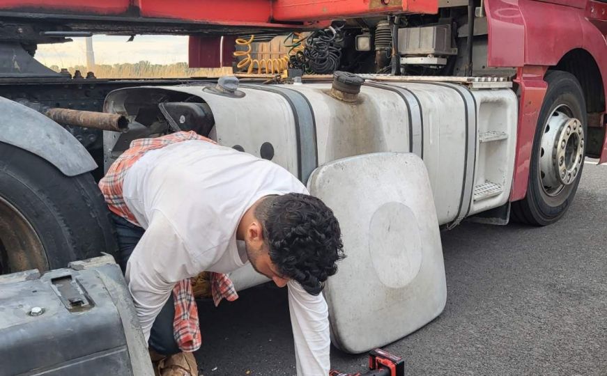 Akcija GP BiH: Pogledajte kako su se migranti krili u rezervoaru kamiona