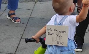 Najslađa, ali i najtužnija slika protesta: "Hoću da mi mlijeko bude 1 KM"
