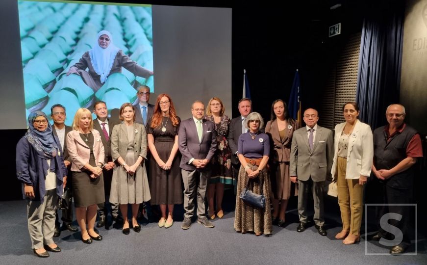 Sjećanje na Srebrenicu: Ambasadorice u Češkoj zajedno izvele poemu „Hatidža“