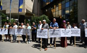 Zanimljivo ispred Parlamenta FBiH, dva protesta - jedni su za, drugi protiv: Šta traže od delegata?