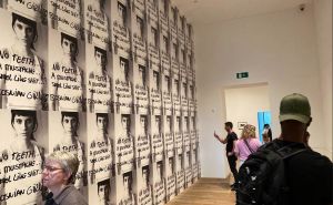 London: Izložena monografija 'Srebrenica' Tarika Samaraha i rad 'Bosanska djevojka' Šejle Kamerić