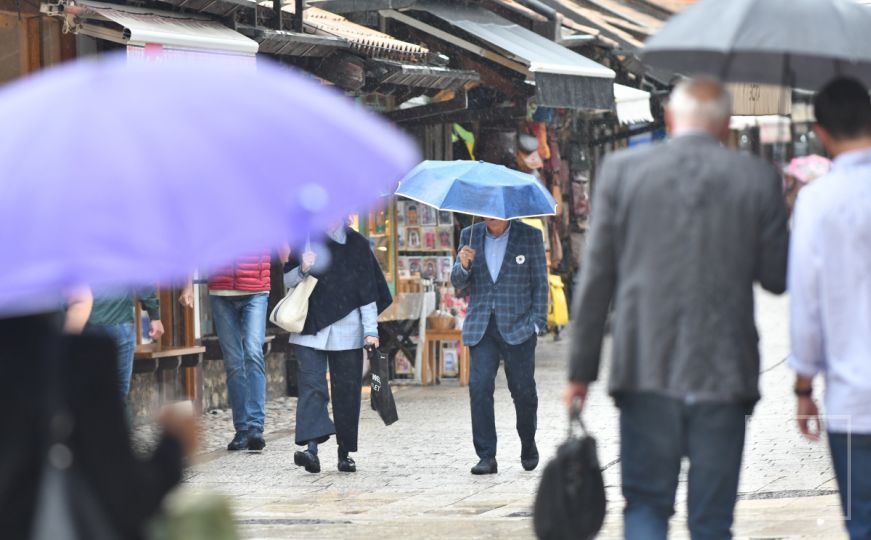 Osvježenje u Sarajevu, kišobrani zamijenili sladoled i lepezu