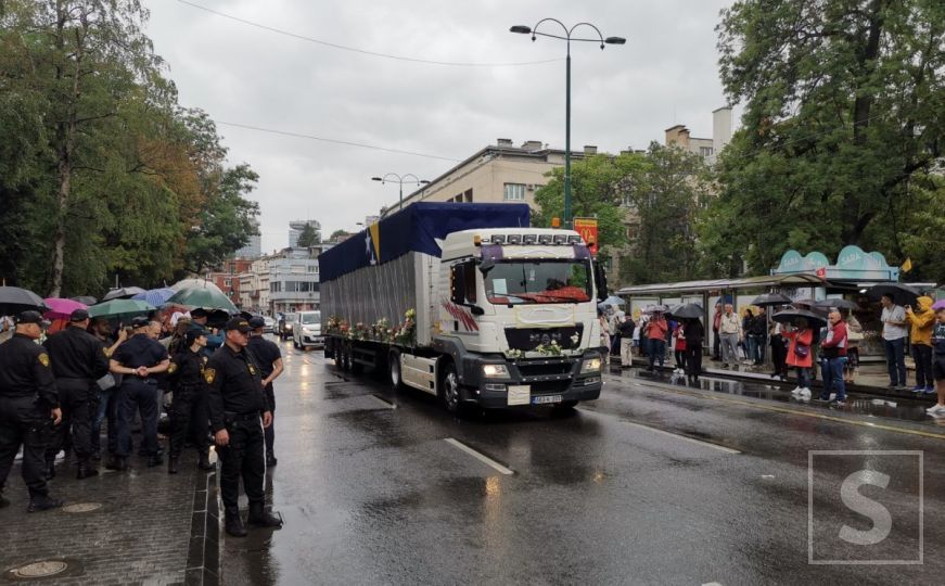 Najtužnija kolona stigla u Sarajevo: Tabuti sa srebreničkim žrtvama ispred Predsjedništva