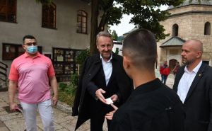 Zagrljaji i bajramluci: Čestitanje i bajramsko jutro ispred Begove u Sarajevu