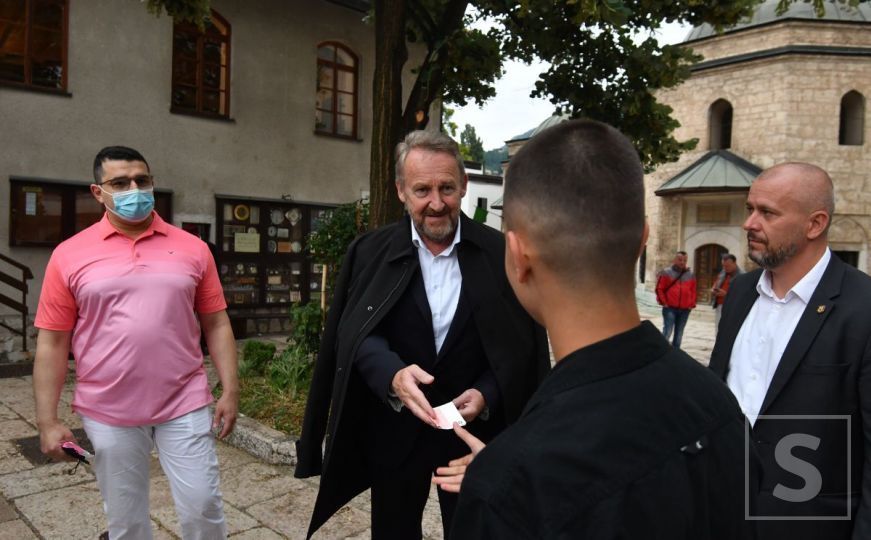 Zagrljaji i bajramluci: Čestitanje i bajramsko jutro ispred Begove u Sarajevu