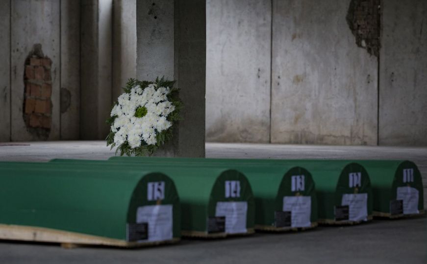 Tišina u Potočarima - priprema se ispraćaj 50 žrtava genocida u Srebrenici