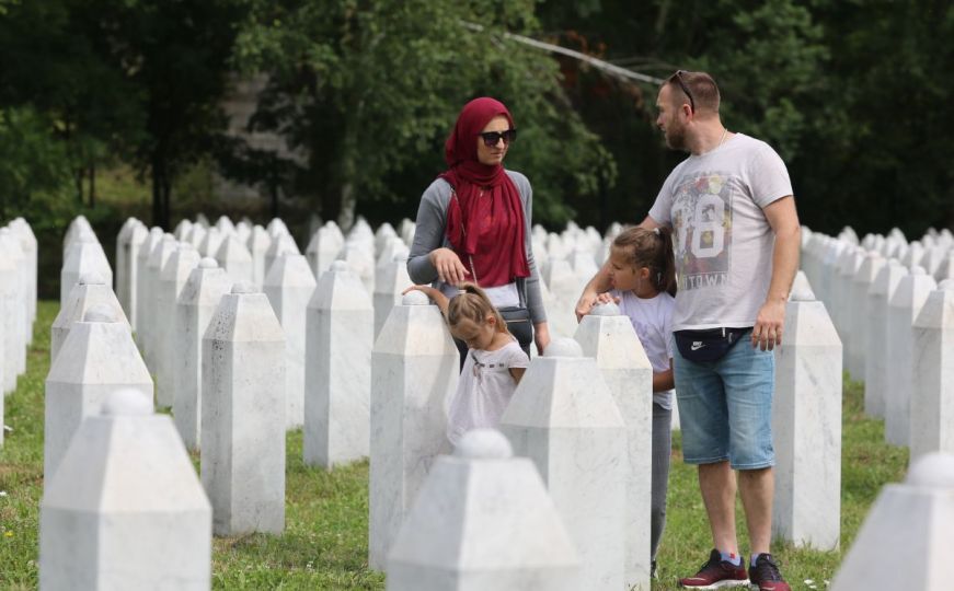 Dolina bijelih nišana u Potočarima uoči 11. jula: Porodice ubijenih obilaze mezarje
