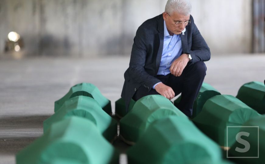Potočari: Džaferović položio cvijeće i odao počast žrtvama genocida