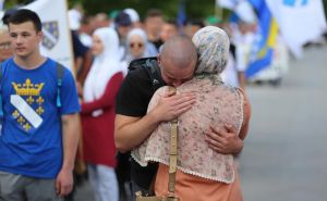 Učesnici "Marša mira" u tišini ušli u Potočare: Oko 3.000 osoba odaje počast žrtvama genocida