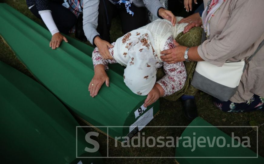 Za vječni smiraj: Tabuti 50 žrtava srebreničkog genocida preneseni na rukama