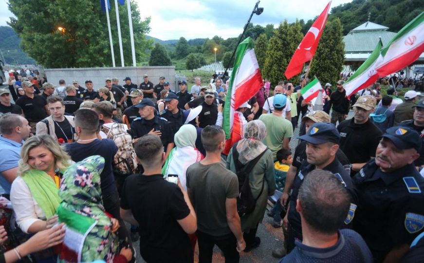 Policija pokušala spriječiti učesnike Marša mira sa stranim zastavama da uđu u Potočare