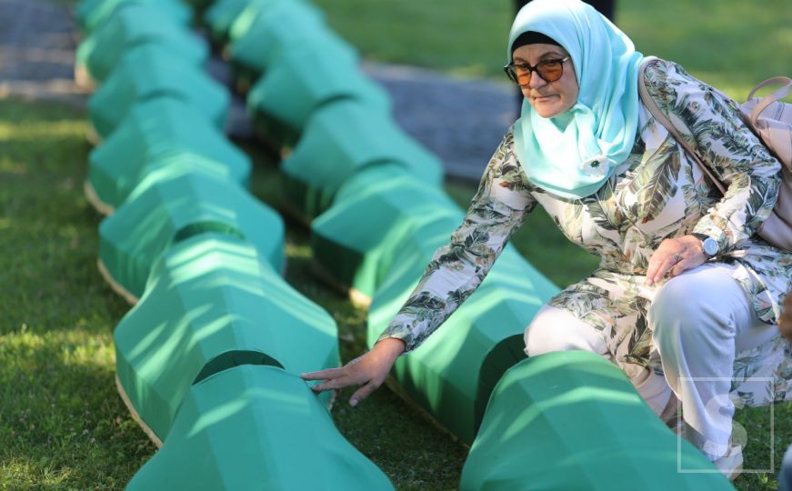 Potočari jutros: Potresne fotografije i snimci iz Srebrenice